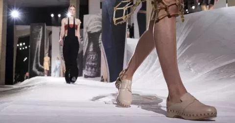 2021 UGLY SHOES TREND: (Anti-)sexy dřeváky