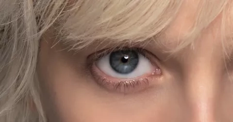 Beauty trendy z přehlídkových mol. Nebinární krása a wet look