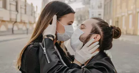 Jak si najít partnera v době, kdy nám obličeje zakrývají roušky?