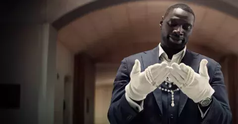 Nečekaná módní inspirace. Seriál Lupin má skvělý děj i kostýmy