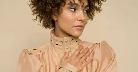 STYL 101: Monochromatické fotoalbum looků podle zpěvačky Zey