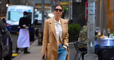 12 outfitů, jimiž Emily Ratajkowski redefinuje těhotenský styl