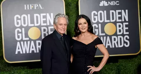 Zlaté glóby ovládl Netflix s královskou rodinou a Amazon s Boratem