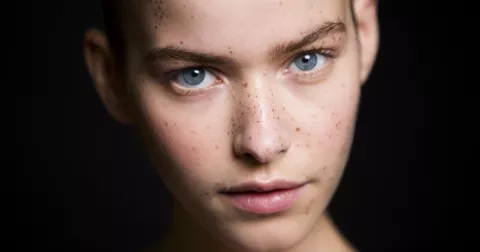 Falešné pihy. Trochu bláznivý, ale velmi slušivý trend