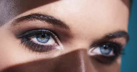 Zaostřeno na obočí: Největší trendy roku 2021