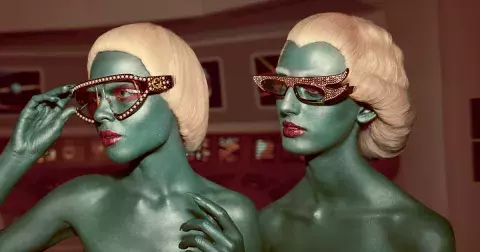 Objevte svět mimozemské krásy bez obočí