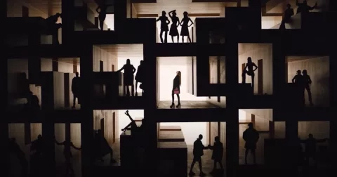 Ztraťte se v labyrintu Versace s novým ikonickým monogramem