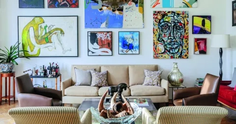 Prohlédněte si umělecký byt, který vás ohromí svými barvami
