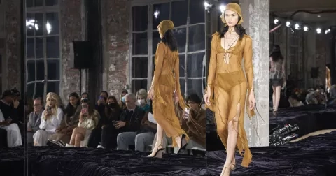 Polonahé, polooblečené... ženy v podání Acne Studios S/S 2022
