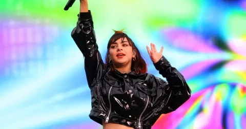 Co je to hyperpop? A jak pronikl do módní scény?