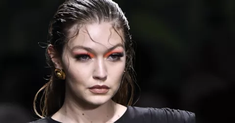 Wet look dělá vlny už od 18. století. Jak ho nosit?