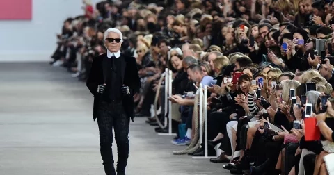 Takový byl start legendy - aneb první hvězdná zakázka Karla Lagerfelda