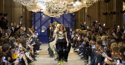 Louis Vuitton S/S 22: Alžbětínská opulence, denim a vetřelec na mole