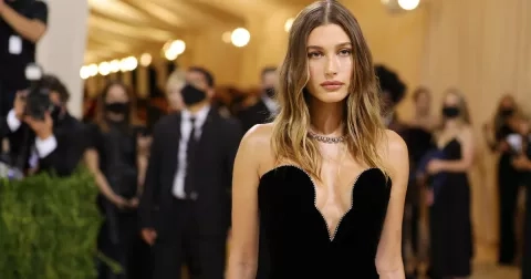 Proč se oblékat jako Hailey Bieber?