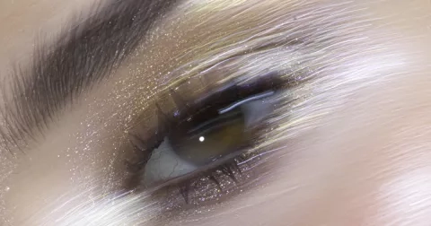 6 způsobů, jak nosit třpytivé líčení, aby vypadalo cool, nikoli lacině