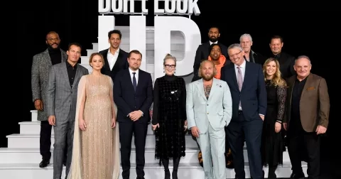 Když přichází apokalypsa, k zemi hleď!