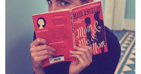 Emma Watson schovává knížky v londýnském metru