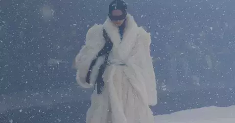 Balenciaga: Dechberoucí a emotivní show, kde móda ztrácí relevanci