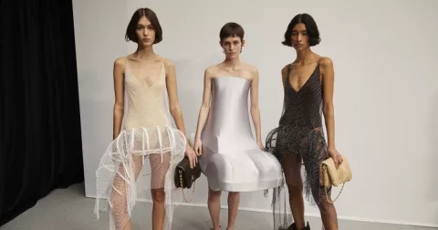 Nafukovací balónky, auta i surrealismus. Co bylo k vidění u Loewe?