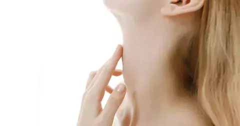 Trápí vás “tech neck”? Poradíme, jak se jej zbavit