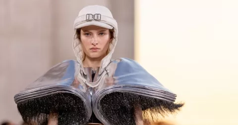 Fúze módy a architektury v kolekci Louis Vuitton Cruise 2023