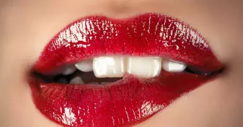 Nepřirozeně velké rty jsou konečně over. Zamilujte si cherry lips!