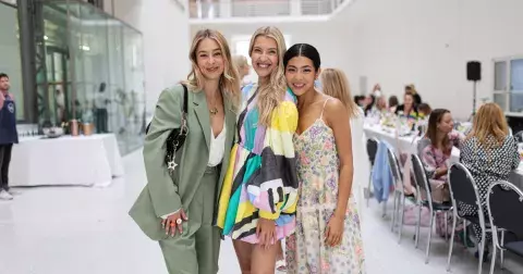 Barevné outfity celebrit prozářily Národní galerii