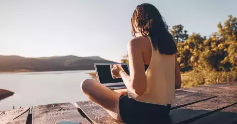 Práce na dovolené: Kdy je offline režim dobrý nápad a kdy vás spíš vys