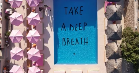 Ibiza, Bodrum, Hamptons i Busan Aneb letní destinace módních značek