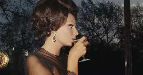 Co ve sklenici, to na tváři. Jak se pití alkoholu podepíše na kráse?