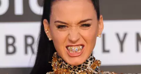 Zlatý úsměv. Proč celebrity nosí ozdoby na zubech?