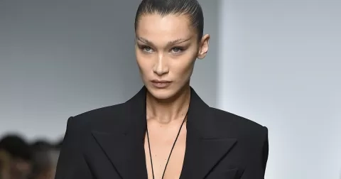 Vivienne Westwood, Mugler, Bella Hadid a Bridgerton. Co je spojuje?