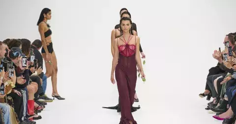 Komorní fashion week a londýnská rozmanitost módních talentů