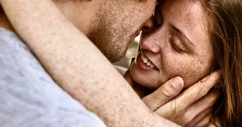 Jak poznat pohádkáře? Odhalte, když vás muž podvádí