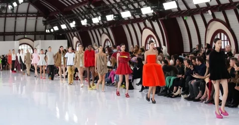 Loewe Spring/Summer 2023: Něžná toulitka a oděvy popírající gravitaci