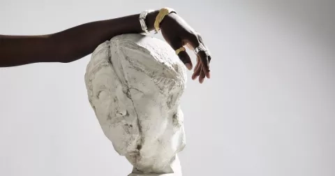 Kůstky pro štěstí i jedovatá flóra. Co je nového u českých šperkařů?