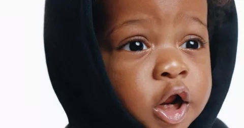 Laboratorní diamanty, rudá a mini mikiny: Co je nového ve světě módy?