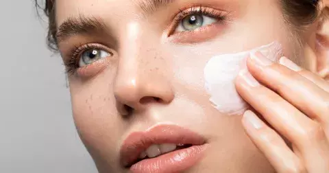 6 důvodů, proč krém nebo sérum na tváři lepí