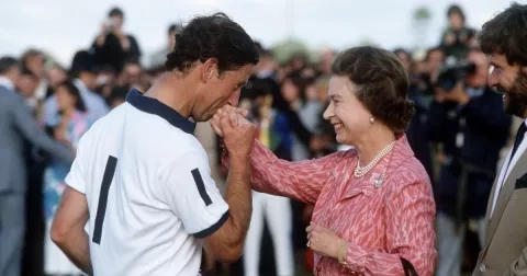 Doteky a pukrle: 10 pravidel etikety, která nesmíte u dvora porušit