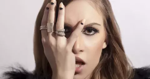 Zpět do devadesátek: Proč se vrací umělé nehty, řasy a paruky?