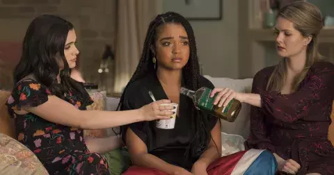 Vánoce a relax u televize prostě patří k sobě: Tady je ochutnávka těch nejlepších seriálů, od kterých se nedokážete odtrhnout