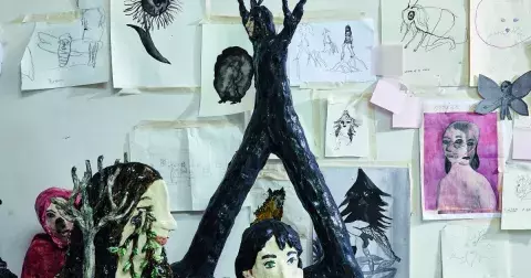 Nevyjadřuji se slovy, ale hlínou, říká sochařka Klara Kristalova