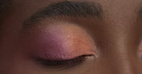 Vítejte v Magentaverse! A oddejte se beauty experimentům s barvou roku