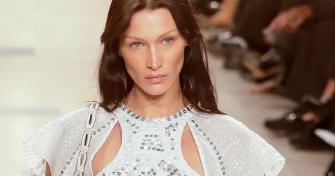 Bella Hadid jako tvář valentýnské kampaně Victoria's Secret 2023