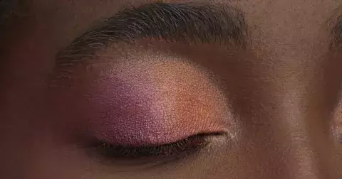 Vítejte v Magentaverse! A oddejte se beauty experimentům s barvou roku