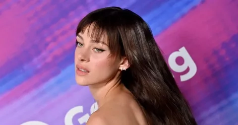 Zatáhněte oponu! Na scénu se vrací střihy s ofinami