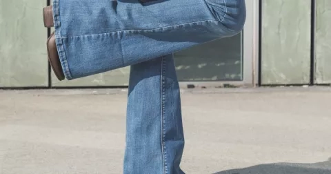 Módní trend: Zvonáče s rozparkem jsou must have roku 2023