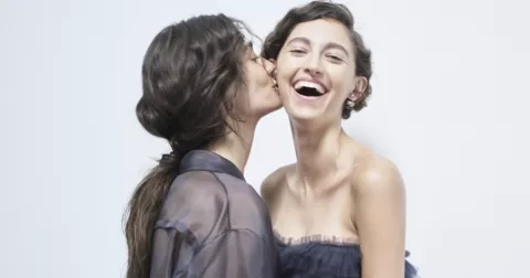 Je lepší vlasy fénovat nebo nechat volně uschnout?