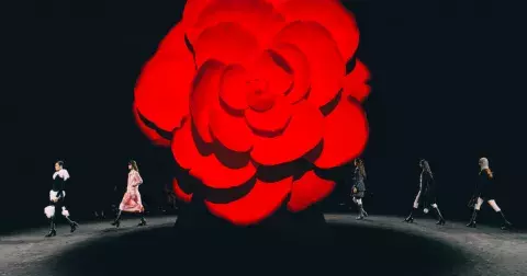 CHANEL Ready to Wear Fall Winter 2023: Dáma s kaméliemi