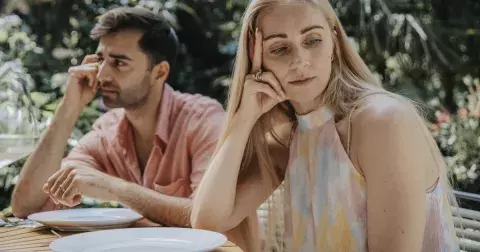 Proč silné ženy přitahují slabochy?